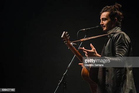 Un Concert Inoubliable Avec la Star Brésilienne Tiago Iorc: Musique et Magie sous le Soleil de Rio !