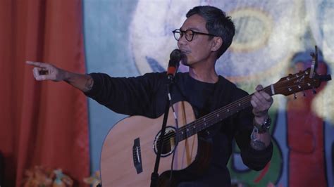 Le Concert Électrique de Paolo Santos: Un Voyage Musical Inoubliable Vers le Coeur des Philippines!