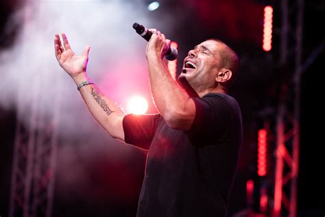  Le Concert Inoubliable d'Amr Diab: Un Fusion Électrifiante de Musique Arabe et Influences Occidentales!